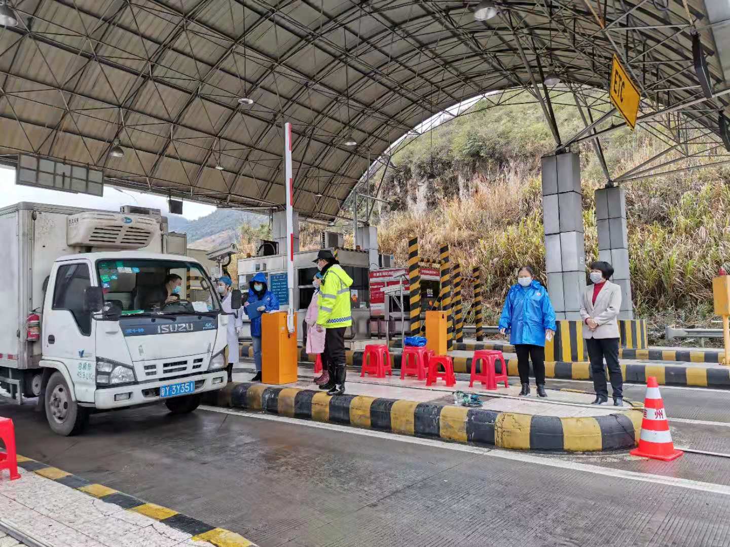 水足塘檢查站：值守人員對(duì)過(guò)往車輛、人員進(jìn)行排查