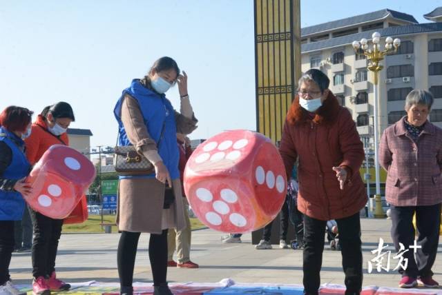 交通安全飛行棋游戲區(qū)。張曉欣 攝