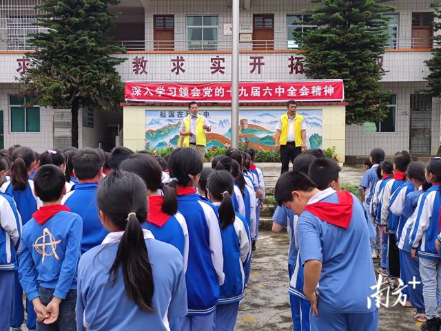 九陂鎮(zhèn)各中小學校開展未成年人防溺水安全教育宣傳。