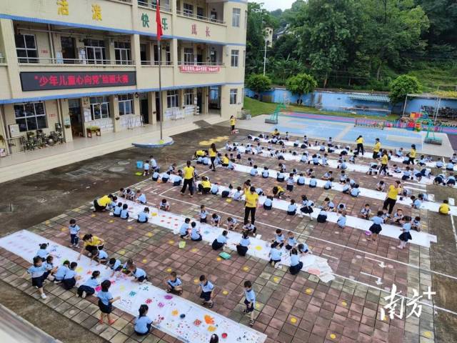 九陂鎮(zhèn)中心幼兒園開(kāi)展“少年兒童心向黨”主題繪畫(huà)大賽。