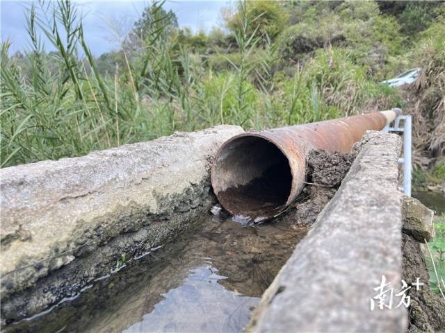 連接兩岸的跨河水渠。