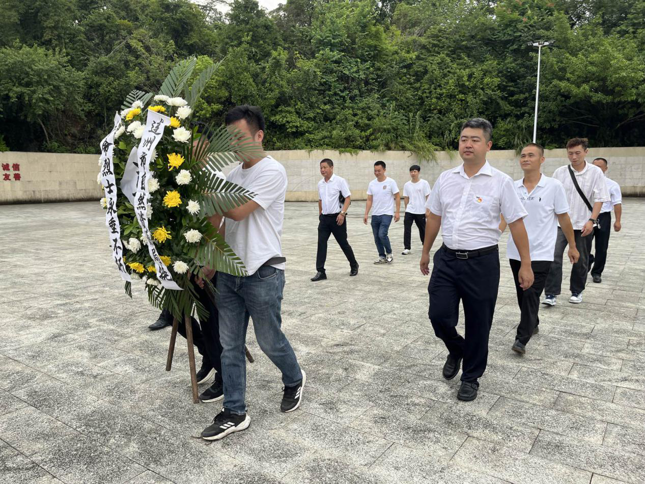 自然資源局退役軍人們向革命烈士獻(xiàn)花籃.png